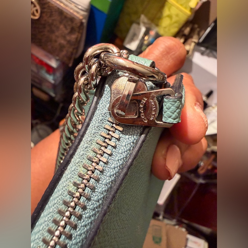 SOLD 🎁COACH CHALK HAWAIIAN FLORAL EMBROIDERY BEADED LARGE WRISTLET (LE) - Picture 7 of 15